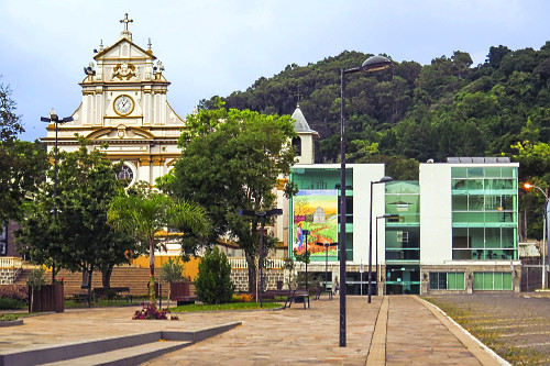 Praça Garibaldi e Igreja Matriz Sagrado Coração de Jesus  - 