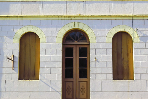 Detalhe de janelas e porta de casa com arquitetura típica italiana  - 