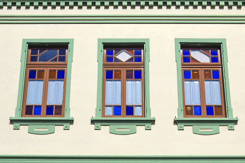 Detalhe de janelas de casa com arquitetura típica italiana -