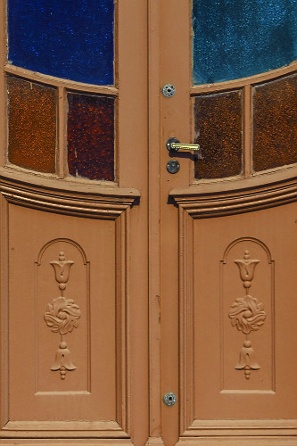 Detalhe de porta de casa com arquitetura típica italiana -