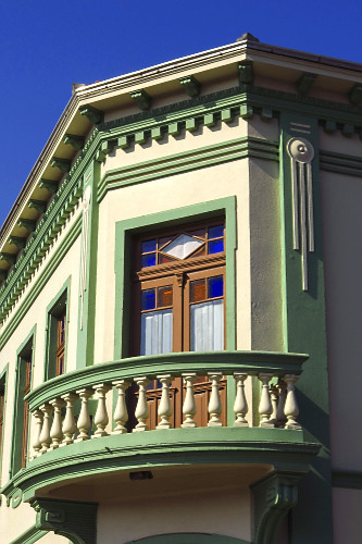 Detalhe de janela e sacada com balaústres de casa com arquitetura típica italiana -