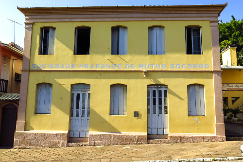 Fachada da Sociedade Pradaense de Mútuo Socorro com arquitetura típica italiana -