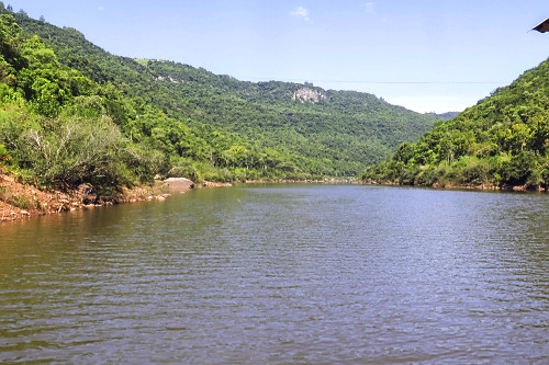 Rio das Antas e vegetação de mata atlântica ao fundo - 