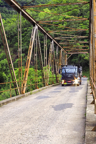 Caminhão trafegando na ponte de ferro sobre o Rio das Antas - Rodovia RS-448 - 