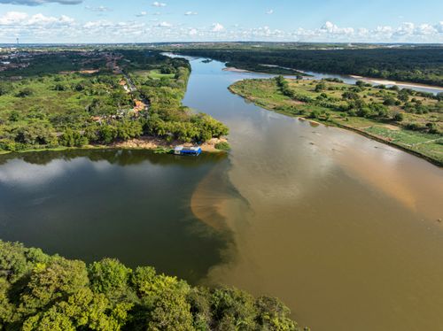 Vista de drone do Parque Ambiental Encontro dos Rios - Rio Poti no Piauí à direita e Parnaíba à esquerda n