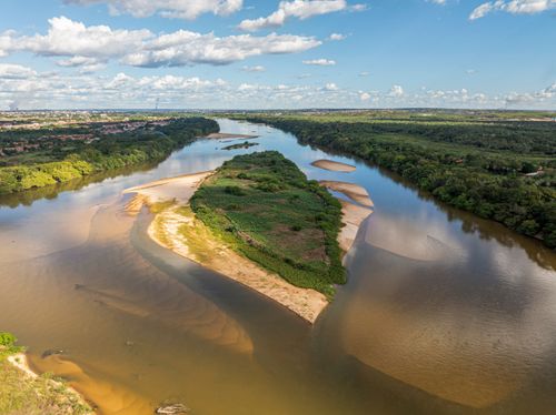 Vista de drone do Rio Parnaíba - divisa de estados do Piauí à esquerda e Maranhão à direita