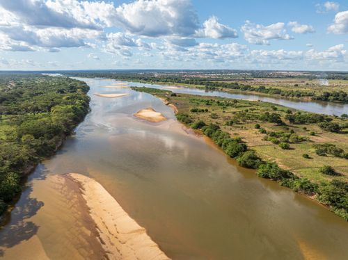 Vista de drone do Rio Parnaíba - divisa de estados do Piauí à direita e Maranhão à esquerda