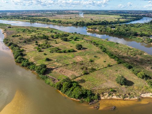 Vista de drone de Ilha no Rio Parnaíba - ao fundo à direita Rio Poti - região de divisa dos estados do Piau