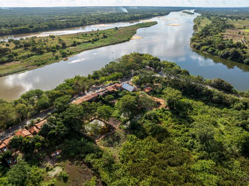 Vista de drone do Parque Ambiental Encontro dos Rios - Rio Poti no Piauí à direita e Parnaíba à esquerda n