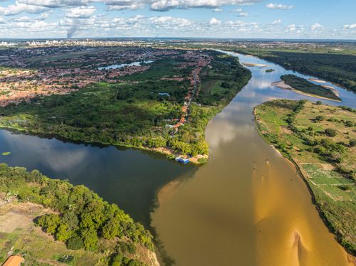 Vista de drone do Parque Ambiental Encontro dos Rios - Rio Poti no Piauí à direita e Parnaíba à esquerda n