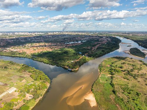 Vista de drone do Parque Ambiental Encontro dos Rios - Rio Poti no Piauí à direita e Parnaíba à esquerda n