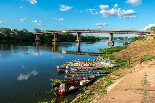 Barcos de pescadores no Rio Poti - ao fundo Ponte do Poty Velho
