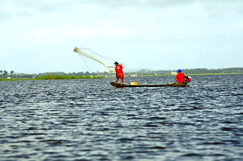 Pescadores no Rio Pericumã que circunda a cidade de Pinheiro na região norte do MA - região da baixada mara