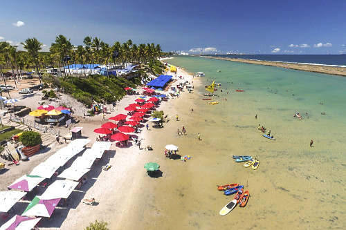 Vista de drone de gaurda-sóis na Praia de Muro Alto - Porto de Galinhas - 