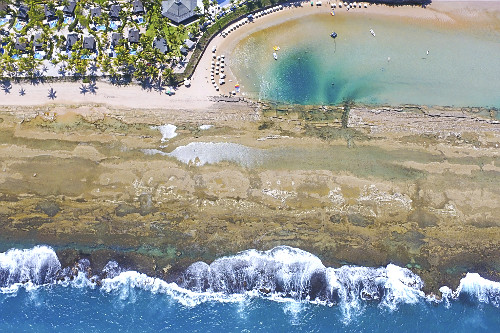 Visão perpendicular de drone de arrecife na Praia de Muro Alto - Porto de Galinhas - 