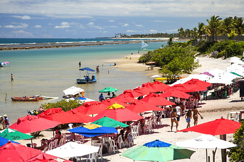 Guarda-sois e pessoas na Praia de Muro Alto - Porto de Galinhas - 