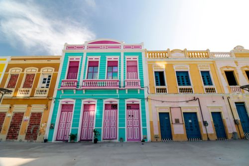 Fachada de casarões restaurados próximos ao Centro Dragão do Mar de Arte e Cultura