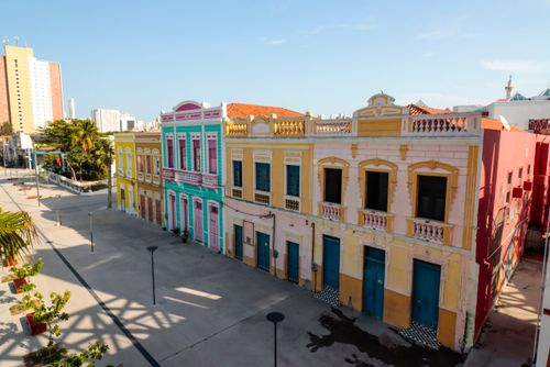 Fachada de casarões restaurados próximos ao Centro Dragão do Mar de Arte e Cultura