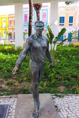 Escultura em homenagem à Francisco José do Nascimento o Chico da Matilde e o Dragão do Mar - líder do Movi