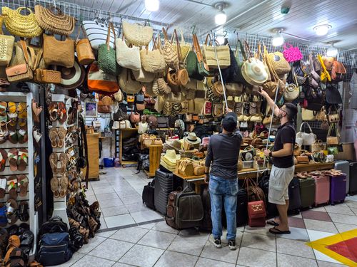 Vendedor recolhendo mercadorias no Mercado Central de Fortaleza