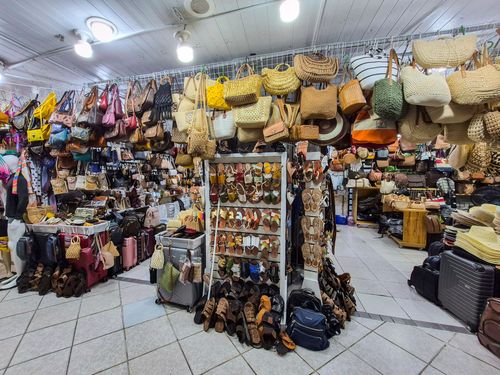 Bolsas e chinelos à venda no Mercado Central de Fortaleza