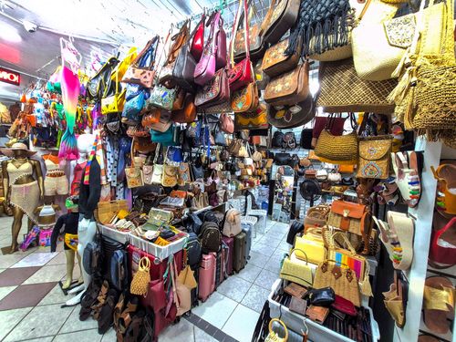 Chinelos à venda no Mercado Central de Fortaleza