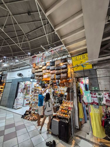 Bolsas e sandálias à venda no Mercado Central de Fortaleza