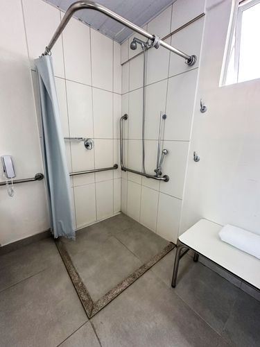 Banheiro equipado com barras de apoio para pessoas com deficiência