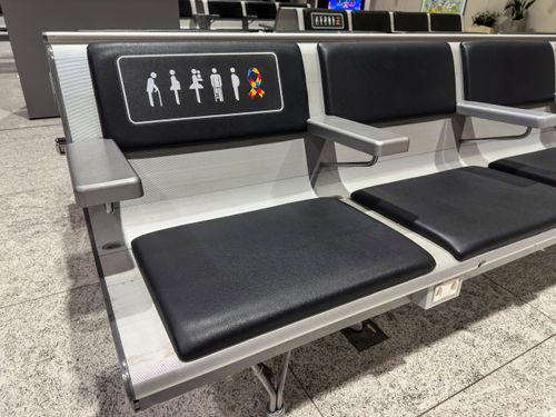 Assento de aeroporto preferencial destinado para idosos - gestantes - pessoas com bebê de colo ou criança de