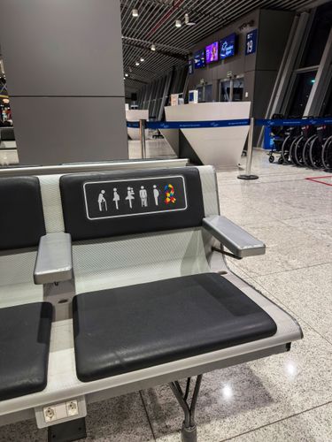 Assento de aeroporto preferencial destinado para idosos - gestantes - pessoas com bebê de colo ou criança de