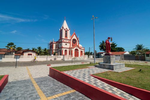 Escultura em homenagem ao Padroeiro São Boaventura e Igreja Matriz São Boaventura ao fundo - centro históri