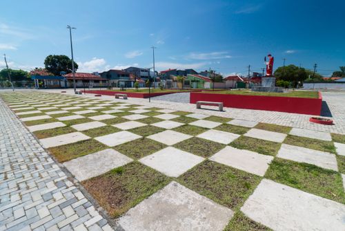 Pisograma ou concregrama na Praça São Boaventura - ao fundo escultura do padroeiro