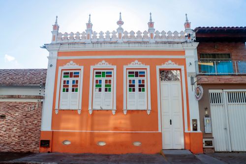 Casa com platibanda e pináculos no centro histórico 