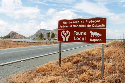 Placa - Fim da Área de Proteção Ambiental Monólitos de Quixadá - fauna local raposa