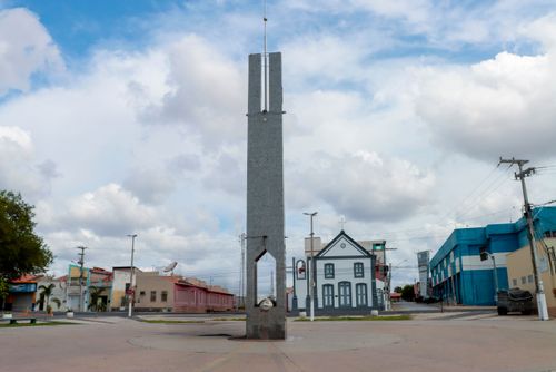 Marco do Centro Geográfico do Ceará - ao fundo Capela do Senhor do Bonfim - Praça Dias Ferreira