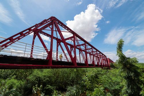 Ponte metálica sobre o Rio Quixeramobim - construída como prolongamento da Estrada de Ferro de Baturité em 