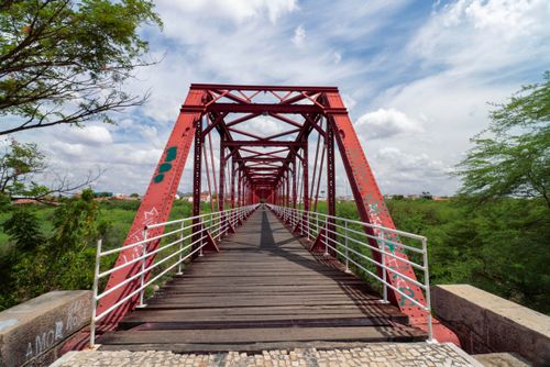 Ponte metálica sobre o Rio Quixeramobim - construída como prolongamento da Estrada de Ferro de Baturité em 
