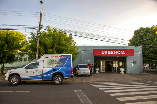 Anbulância em frente a urgência do Hospital Regional Estadual Chagas Rodrigues - bairro Morro da Saudade