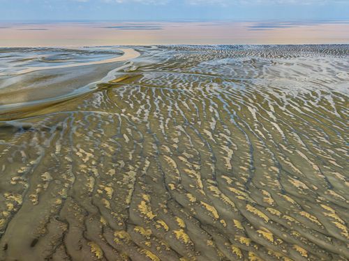 Vista de drone da Praia do Goiabal na maré baixa - última praia oceânica do Brasil
