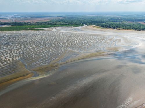 Vista de drone da Praia do Goiabal com maré baixa - última praia oceânica do Brasil
