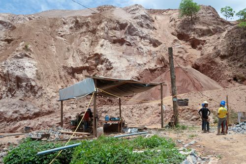 Trabalhadores e tenda em garimpo de ouro legal no distrito Lourenço