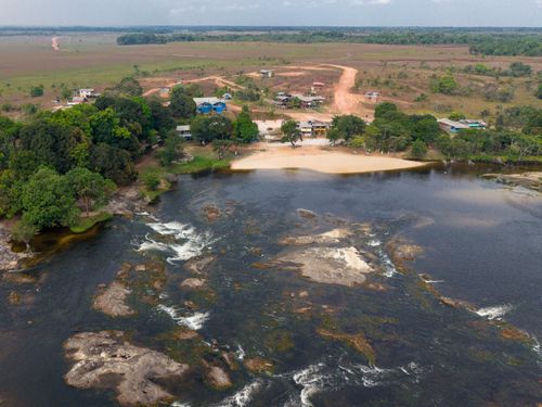 Vista de drone de corredeiras e praia fluvial do Rio Amapa Grande