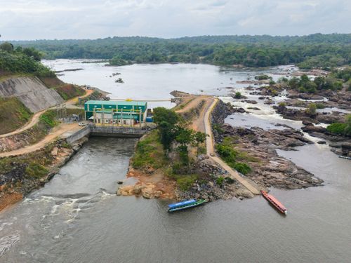 Vista de drone da Pequena Central Hidrelétrica Salto Cafesoca no Rio Oiapoque