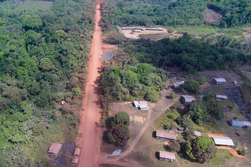 Vista de drone de trecho sem asfato da BR-156 na Terra Indígena Uaçá - aldeia samaúma