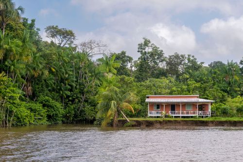 Casa de madeira típica de comunidades ribeirinhas na margem do Rio Amazonas - Ilha de Marajó
