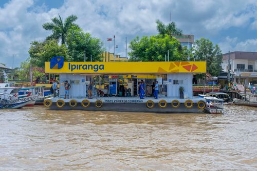 Posto flutuante de combustível na orla da Baía do Vieira Grande - Ilha de Marajó