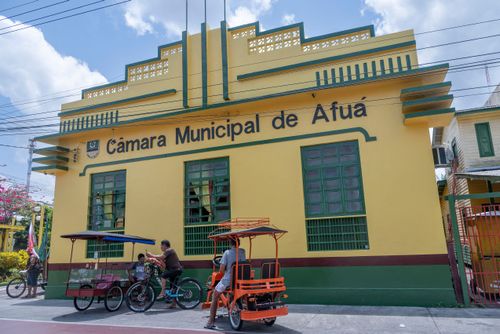 Fachada de Câmara Municipal - ambulante e bicitáxi - meio de transporte movido a pedal - município não tê