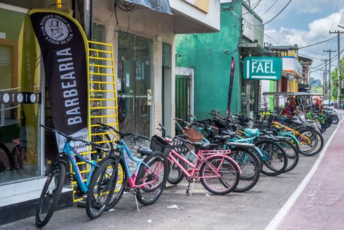 Bicicletas estacionadas em frente ao comércio - município não têm automóveis