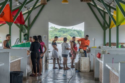 Pessoas na Feira do Produtor Rural