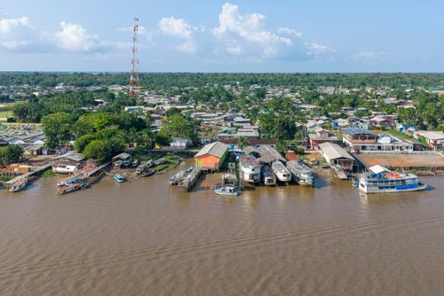 Vista de drone da cidade na margem do Rio Afuá